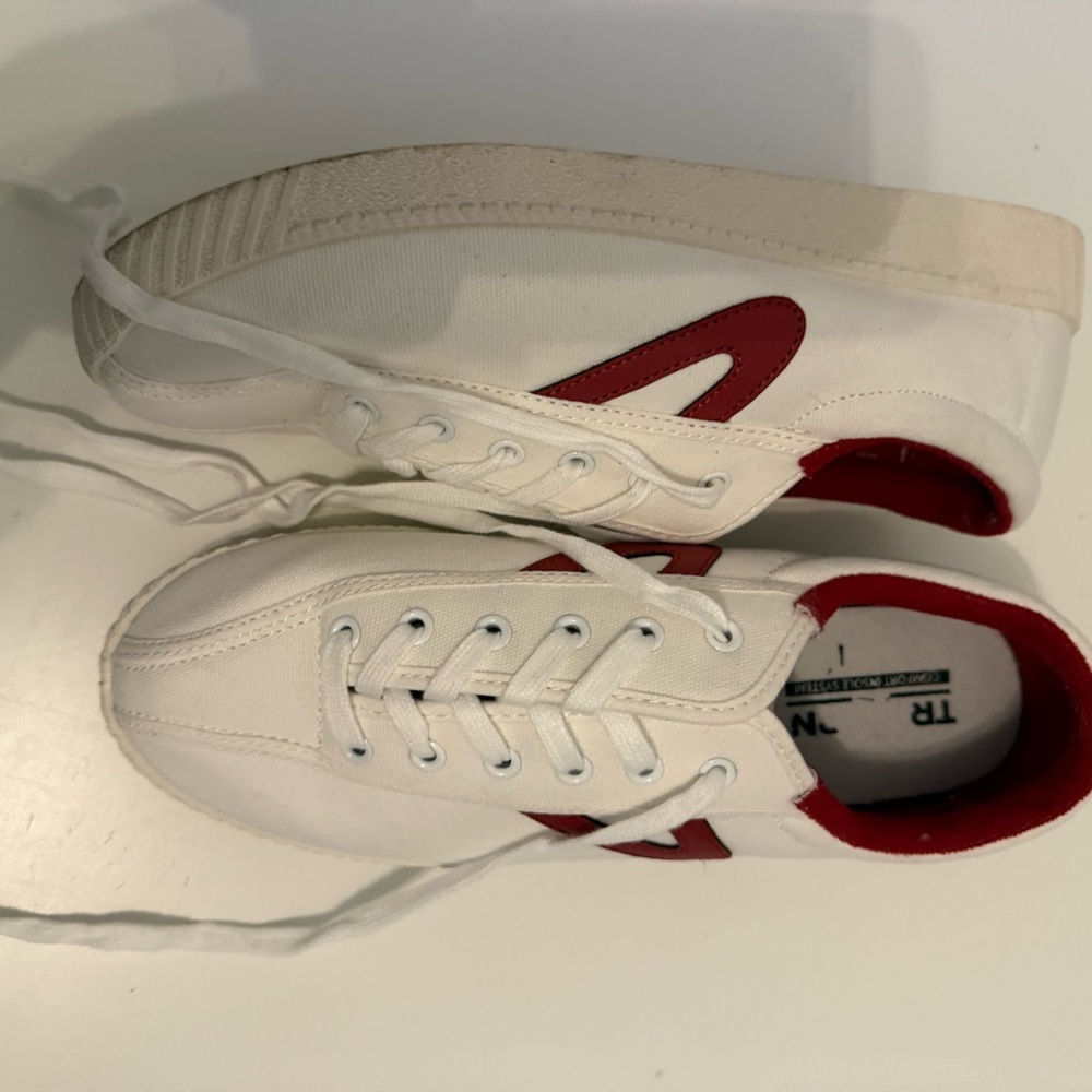 Tretorn White Low-Top Sneakers with Red Trim sz 9 women’s